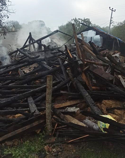 Bursa’da Yangın, 3 Kişilik Aileyi Evsiz Bıraktı