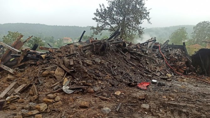 Bursa’da Yangın, 3 Kişilik Aileyi Evsiz Bıraktı