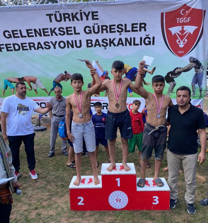 Ceyhanlı Güreşçiler Madalyalarla Dönüyor