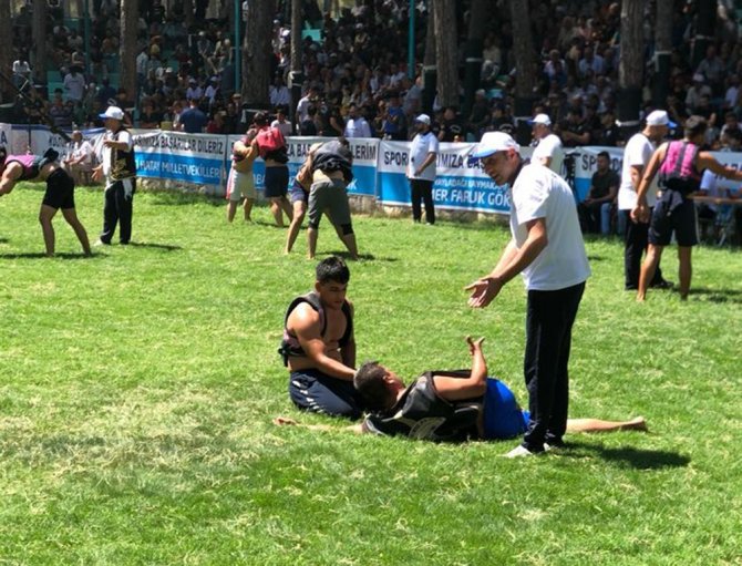 Ceyhanlı Güreşçiler Madalyalarla Dönüyor