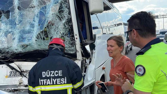 Minibüs Tıra Arkadan Çarptı, Sürücü Zorlukla Kurtarıldı