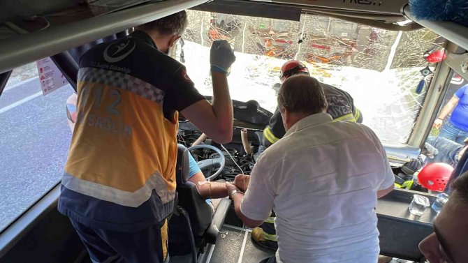 Minibüs Tıra Arkadan Çarptı, Sürücü Zorlukla Kurtarıldı