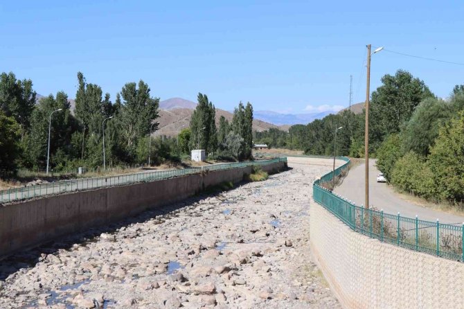 Kavurucu Sıcaklar Oltu Çayı’nı Kuruttu