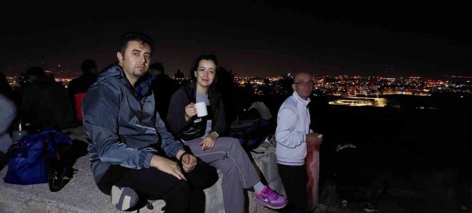 Gece Yürüyüşçüleri Bademlik Tepesinde Şehir Manzarasını İzledi