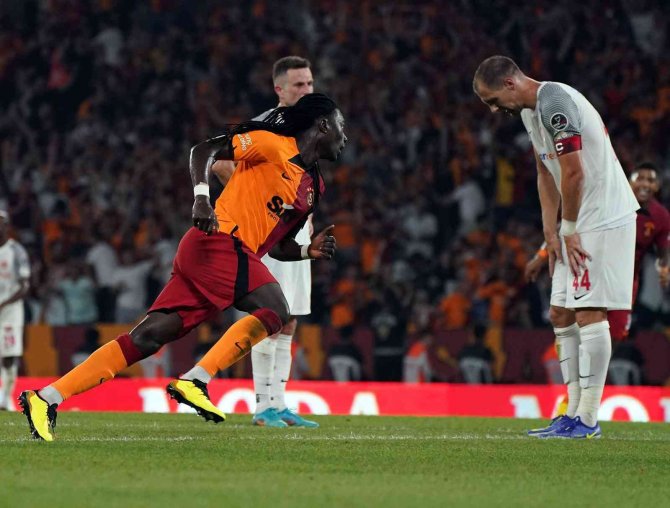 Bafetimbi Gomis Oyuna Sonradan Girdi Yine Golünü Attı