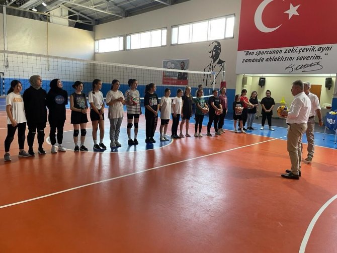 Gençlik Ve Spor İ̇l Müdür Er “Yüzme Bilmeyen Kalmasın” Projesinin Çalışmalarını Seyretti