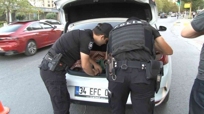 İ̇stanbul’da Çok Sayıda Polisin Katıldığı ‘Narkotik Dar Alan Uygulaması’ Yapıldı