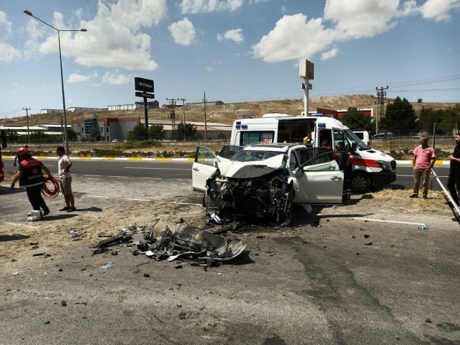 Kamyonla Çarpışan Otomobil Hurdaya Döndü: 1 Ölü, 2 Yaralı
