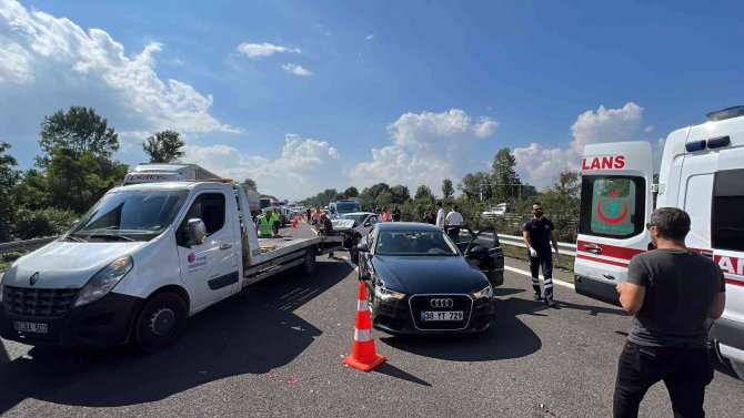 Meraklı Sürücüler Ambulansa Yol Vermeyince Polis Müdahale Etti