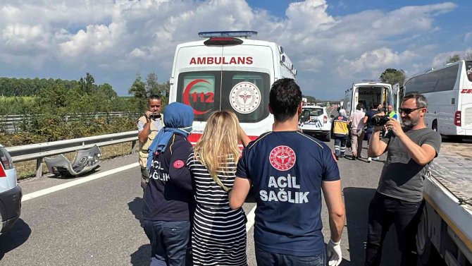 Meraklı Sürücüler Ambulansa Yol Vermeyince Polis Müdahale Etti