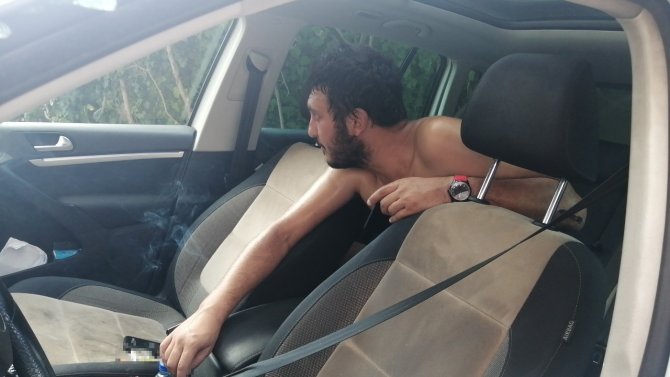 Arabada Kilitli Kaldı, Cam Kırılınca Da İlk İşi Sigara Yakmak Oldu