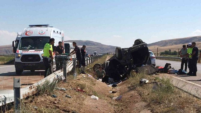 Takla Atan Otomobil Hurdaya Döndü: Aynı Aileden 7 Kişi Yaralandı