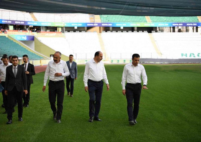 Başkan Altay Büyükşehir Stadyumu’nda Hibrit Çim Çalışmalarının Başladığını Açıkladı