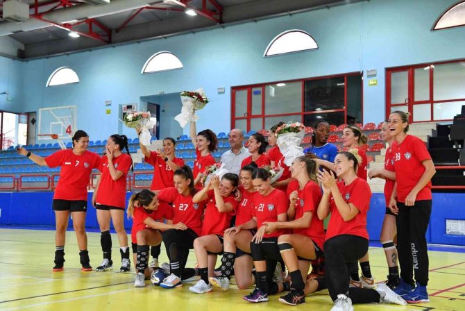 Konyaaltı, Şampiyon Sporcularını Çiçeklerle Karşıladı