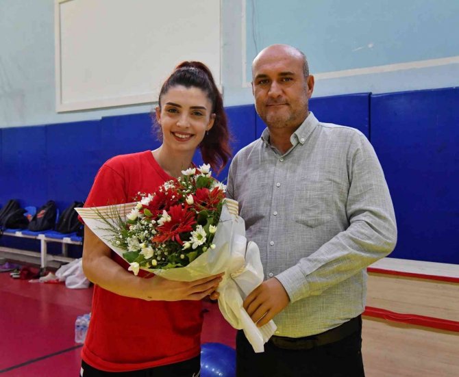 Konyaaltı, Şampiyon Sporcularını Çiçeklerle Karşıladı