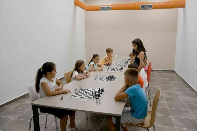 Kuşadası İ̇stasyon Topluluk Merkezi’nde Miniklerin Satranç Heyecanı
