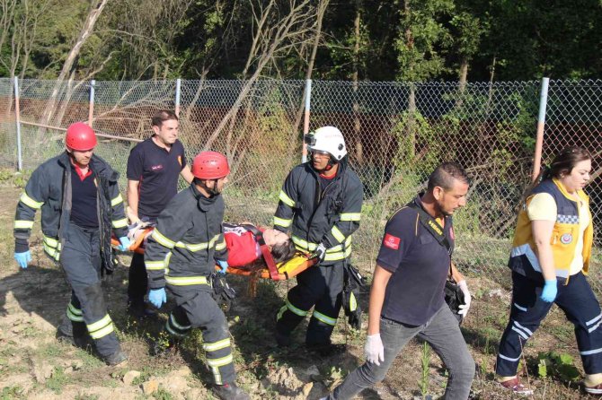 Kuzey Marmara Otoyolu’nda Bariyerlere Çarpan Otomobil 100 Metreden Şarampole Uçtu