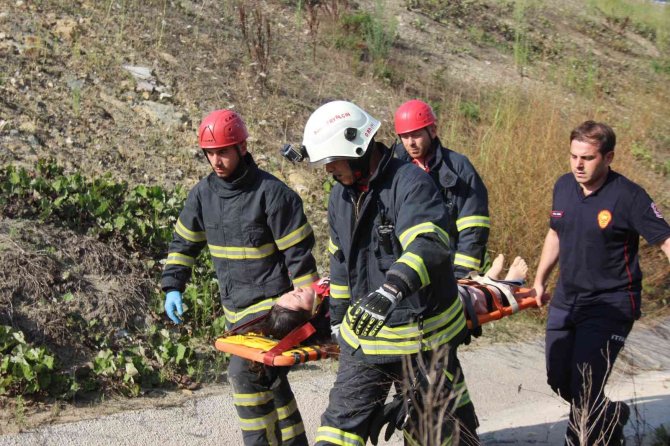 Kuzey Marmara Otoyolu’nda Bariyerlere Çarpan Otomobil 100 Metreden Şarampole Uçtu