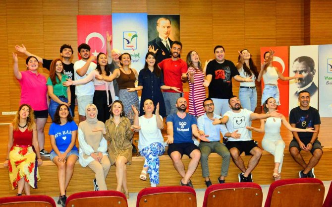 Manavgat Kent Tiyatrosu’ndan, ’İ̇ki Yakanın Hikayesi’