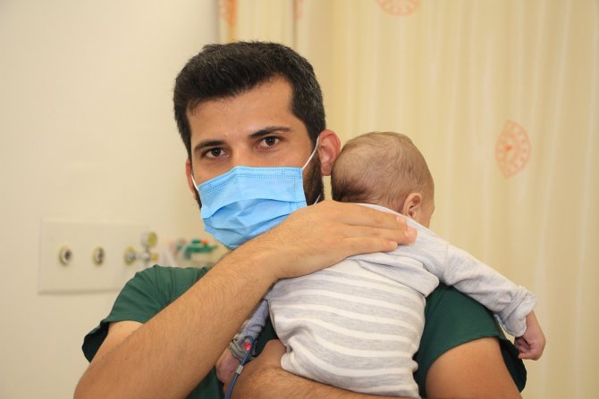 Vicdansız Baba, Eşini Bıçaklayıp Bebeğini Kaçırdı, Çok Ağlayınca Hastaneye Bırakıp Kaçtı