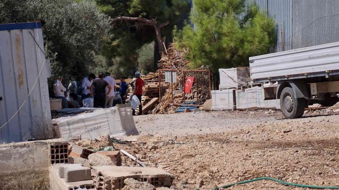 Kalbine Bıçak Saplanmış Halde Ölü Bulundu
