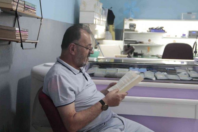 Telefon Tamiri İçin Gelen Müşterilerine Kitap Okutuyor