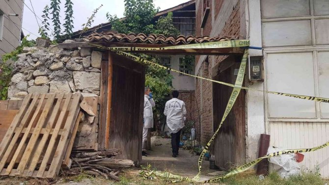 Üzüm Bağı Toplamak İçin Çıktığı Ahşap Balkon Sonu Oldu