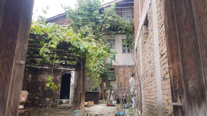 Üzüm Bağı Toplamak İçin Çıktığı Ahşap Balkon Sonu Oldu