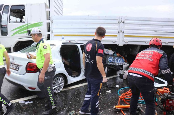 Otomobil, Yan Dönen Kamyona Ok Gibi Saplandı: 1 Ölü 4 Yaralı