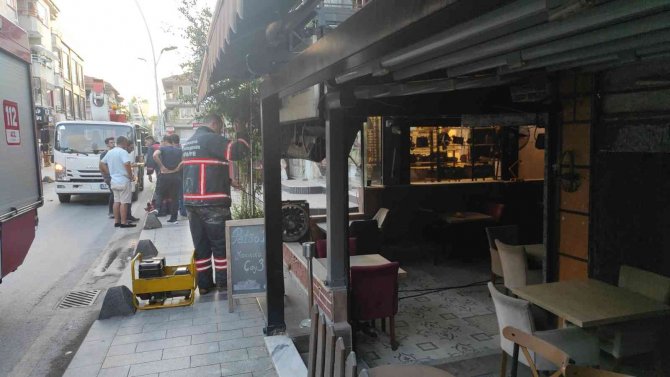 Kafenin Fritözü Alev Aldı, Ekipler Harekete Geçti
