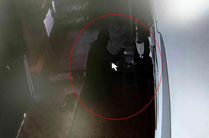 Asırlık Camide İhtiyaç Sahipleri İçin Toplanan Paraları İşte Böyle Çaldı
