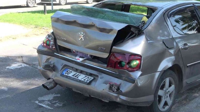 3 Aracın Karıştığı Zincirleme Trafik Kazası: 1 Yaralı