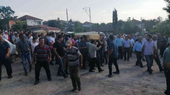 Drenaj Kuyusunda Zehirlenen 3 Kardeş Toprağa Verildi