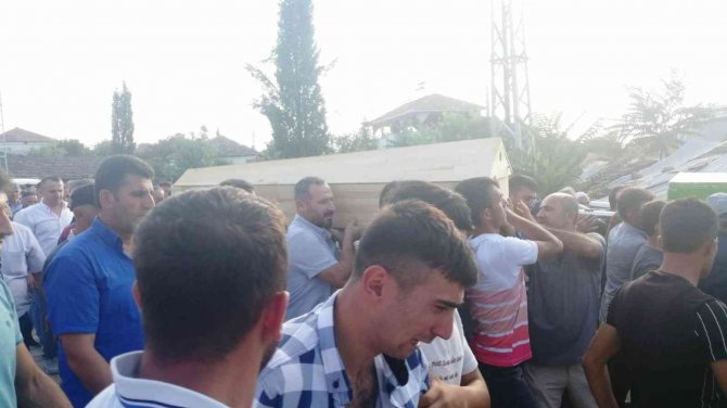 Drenaj Kuyusunda Zehirlenen 3 Kardeş Toprağa Verildi