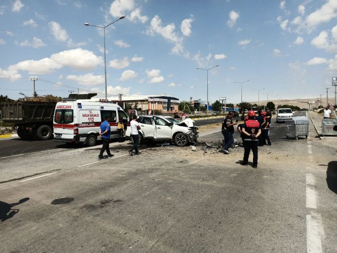 Kamyonla Çarpışan Otomobil Hurdaya Döndü: 1 Ölü, 2 Yaralı