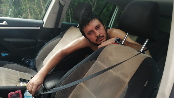 Arabada Kilitli Kaldı, Cam Kırılınca Da İlk İşi Sigara Yakmak Oldu