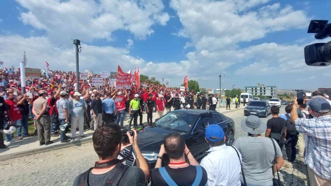İ̇şçilerin Eyleminde Gergin Anlar