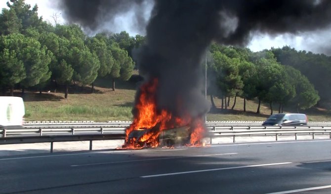 Tem’de Otomobil Alev Topuna Döndü, Kadın Sürücü Şans Eseri Kurtuldu
