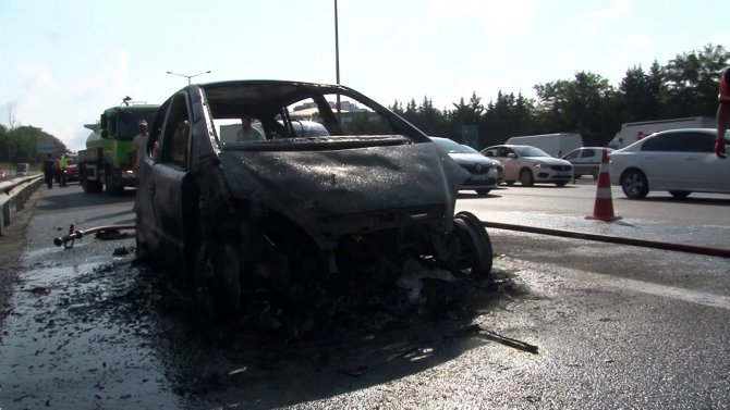 Tem’de Otomobil Alev Topuna Döndü, Kadın Sürücü Şans Eseri Kurtuldu