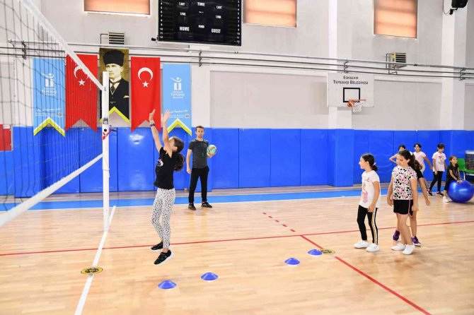 Tepebaşı’nda 250 Çocuk Uzman Eğitmenler Eşliğinde Voleybol Kursunda