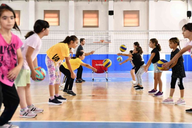 Tepebaşı’nda 250 Çocuk Uzman Eğitmenler Eşliğinde Voleybol Kursunda