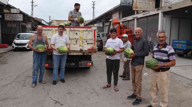 Tarladan Aldığı Karpuzları Vatandaşa Ücretsiz Dağıttı