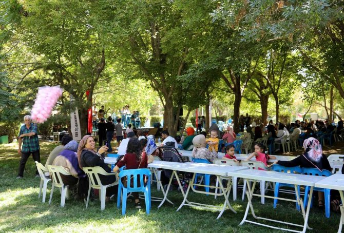 Van Büyükşehir Belediyesi Bedensel Engellileri Ve Ailelerini Ağırladı