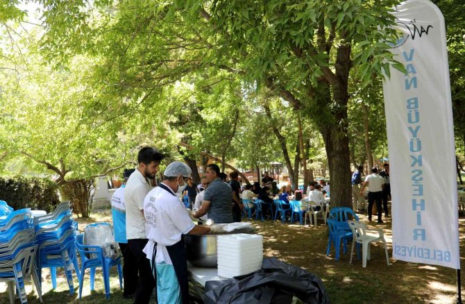Van Büyükşehir Belediyesi Bedensel Engellileri Ve Ailelerini Ağırladı