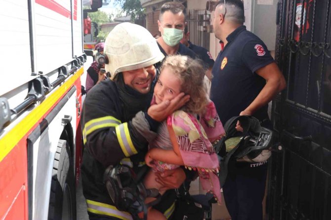İ̇tfaiye Ekibi Dumanların Arasına Dalıp Kurtardı, Mutluluğun Fotoğrafı