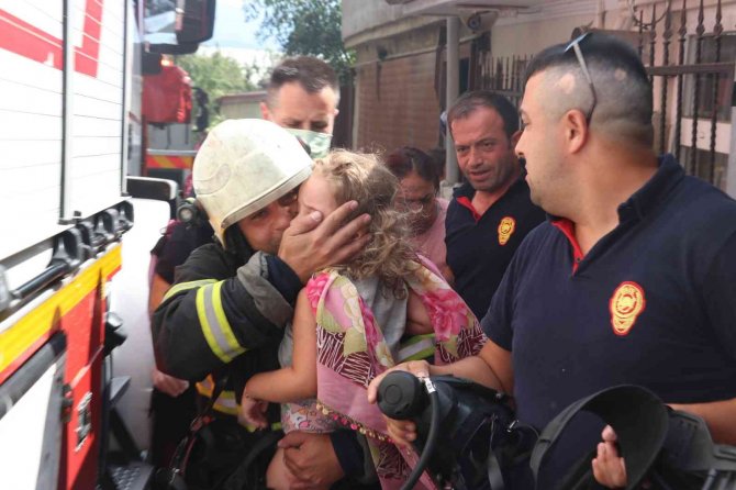 İ̇tfaiye Ekibi Dumanların Arasına Dalıp Kurtardı, Mutluluğun Fotoğrafı