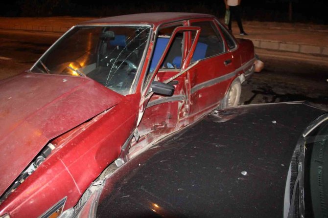 İ̇ki Otomobilin Çarpıştığı Kazada 1 Kişi Yaralandı