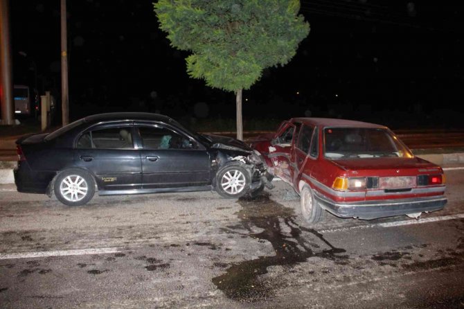İ̇ki Otomobilin Çarpıştığı Kazada 1 Kişi Yaralandı