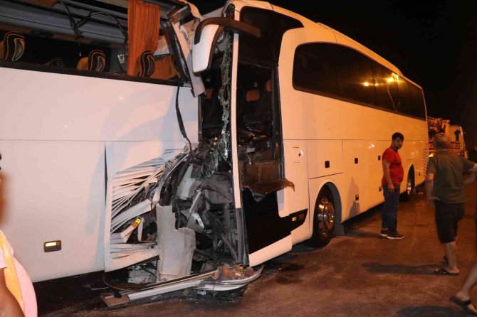 Tur Otobüsü Yolcu Otobüsüne Arkadan Çarptı: 2’si Ağır 25 Yaralı