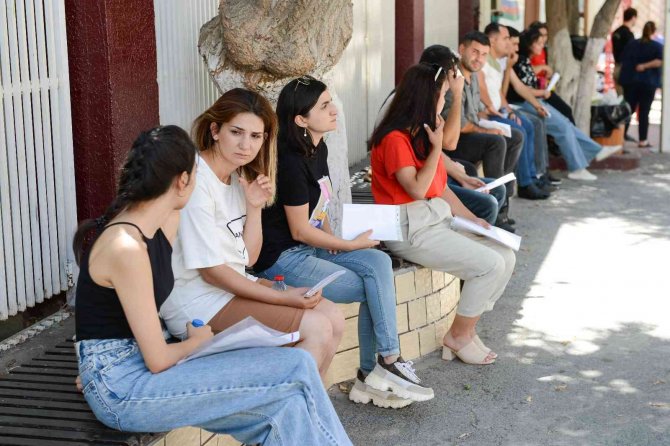 Azerbaycanlı Öğrenciler, Anadolu Üniversitesi Açıköğretim Fakültesi Yaz Okulu Sınavlarında Ter Döktü